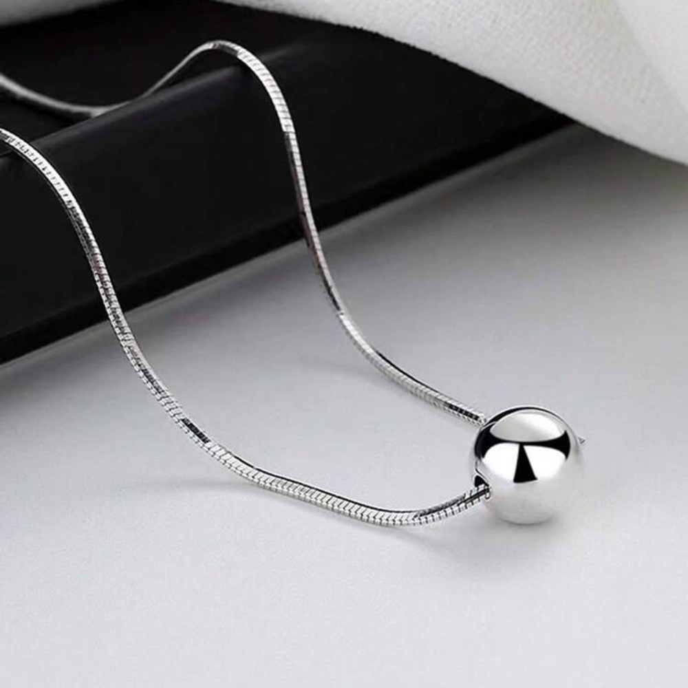 New round pendant necklace